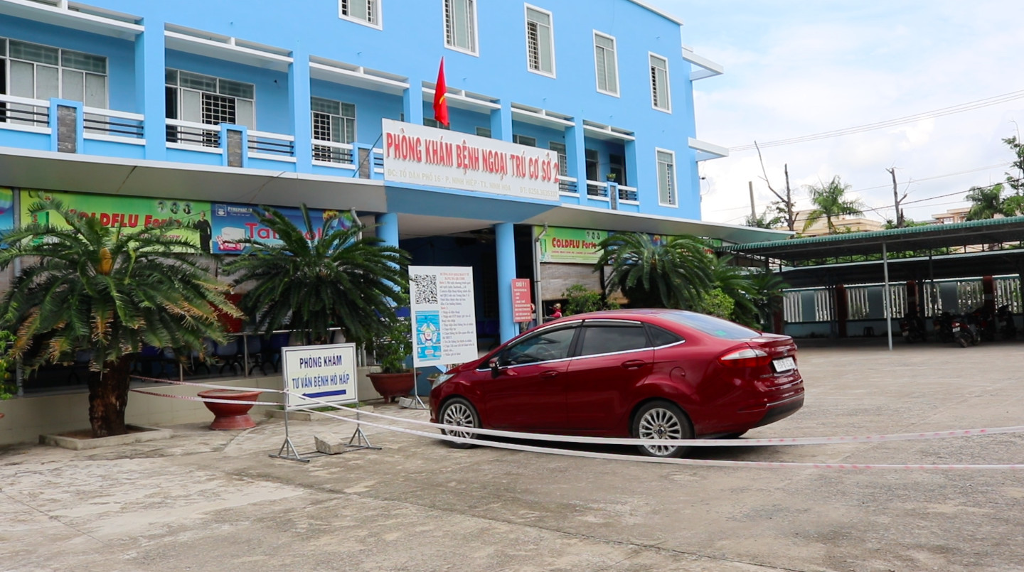 Trung tâm Y tế thị xã Ninh Hòa vẫn mở cửa khám bệnh cho người dân.