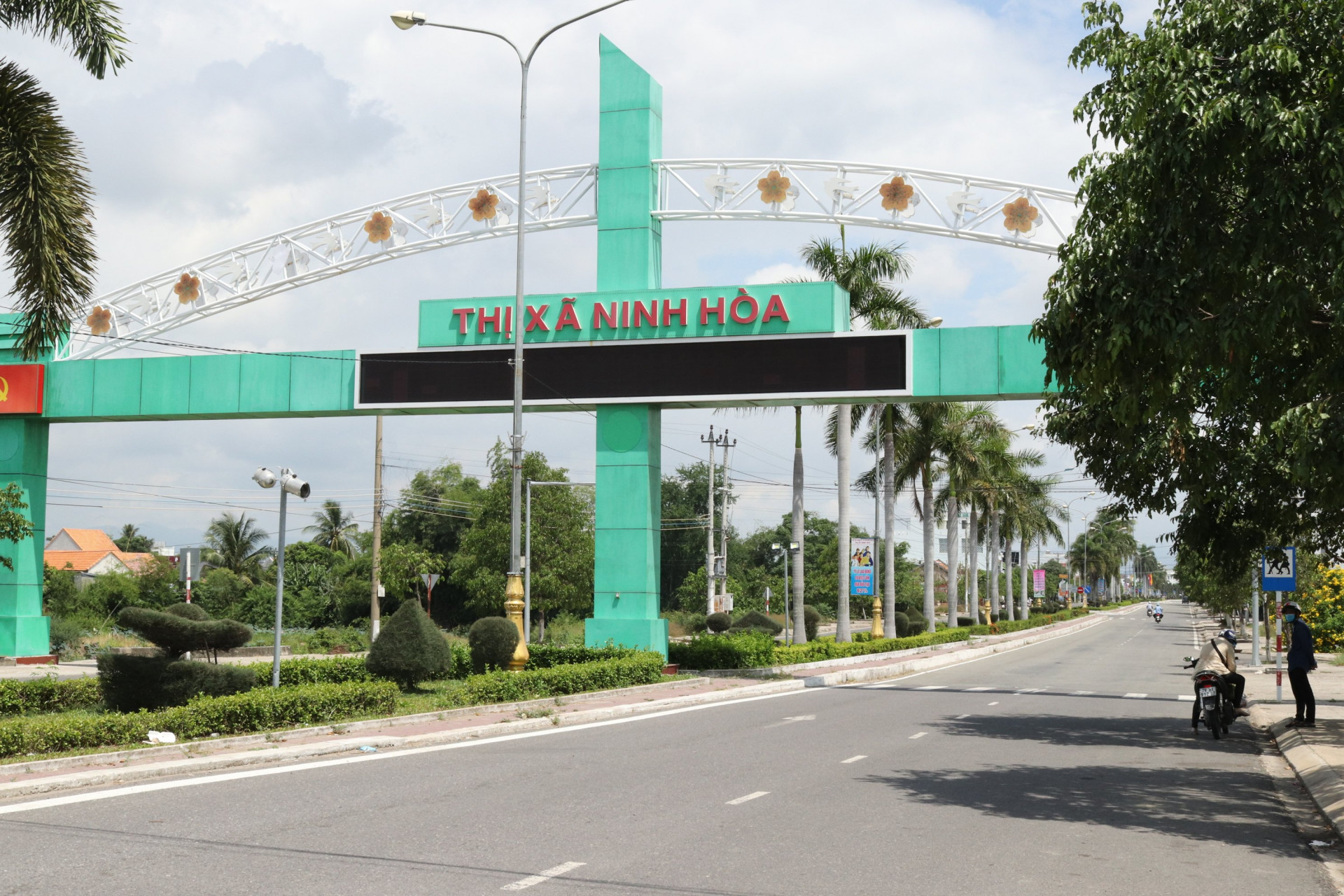 Đường vào thị xã Ninh Hòa vắng phương tiện giao thông sáng ngày 9-7. 