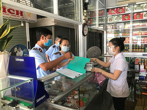 Lực lượng Quản lý thị trường kiểm tra mặt hàng y tế phòng chống dịch 