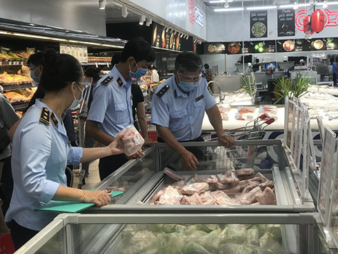 Checking frozen meat products at Go! Nha Trang Supermarket