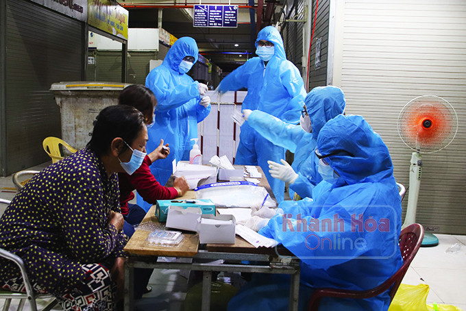  Tiểu thương chợ Đầm (TP. Nha Trang) khai báo thông tin trước khi vào lấy mẫu test nhanh.