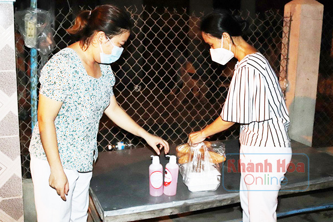 Cán bộ y tế thị xã Ninh Hòa nhận thức ăn do người dân mang tặng.