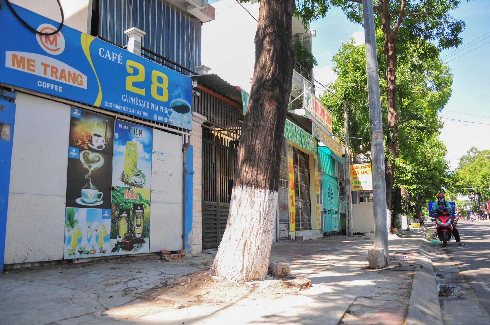 Đường Nguyễn Đức Cảnh vốn nhộn nhịp với nhiều hàng ăn, quán cà phê, thì nay cũng vắng lặng do các cửa hàng đều tạm đóng cửa 