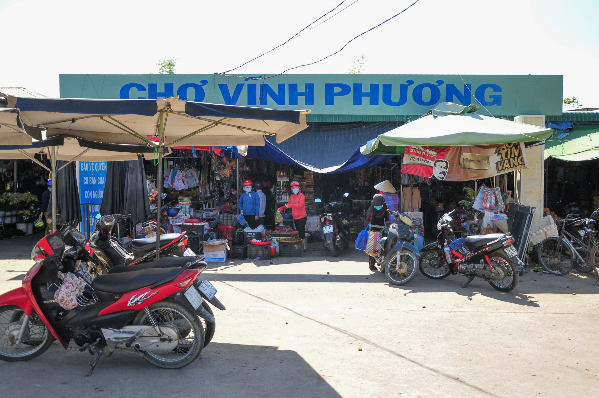 Chợ Vĩnh Phương thưa thớt người đến mua bán hơn thường ngày.
