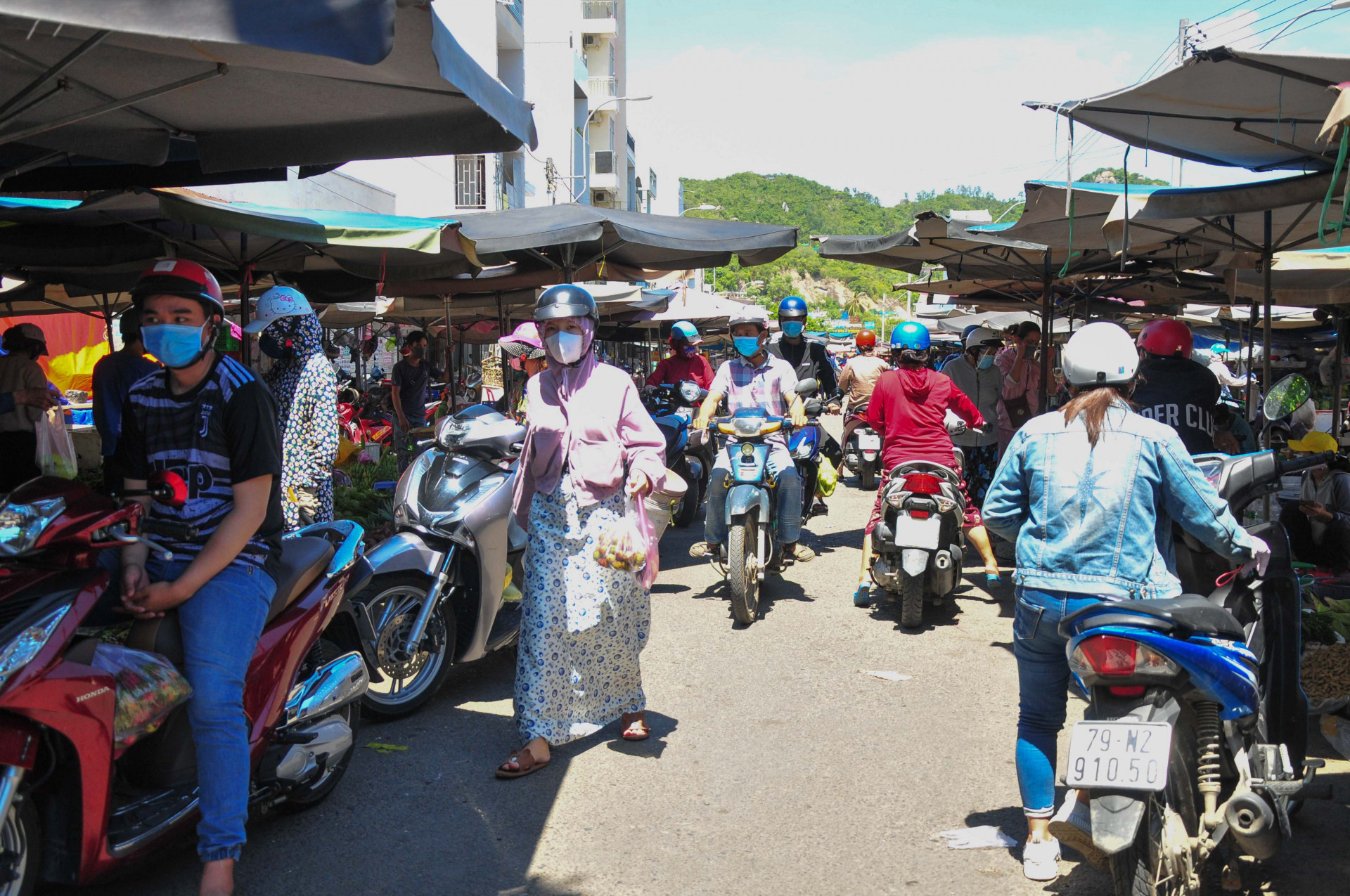 Hơn 10 giờ 35 phút, khu vực chợ Vĩnh Hải vẫn còn nhiều người mua bán. 