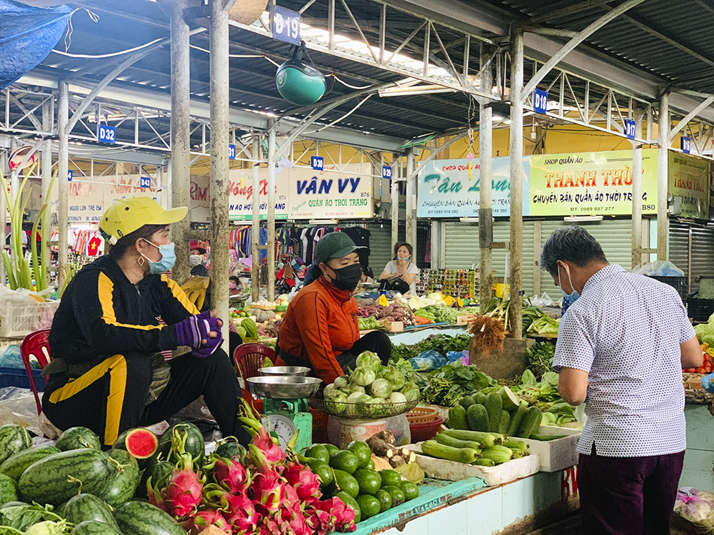 Tiểu thương chợ Xóm Mới đã nâng cao ý thức phòng, chống dịch sau khi TP. Nha Trang siết chặt các quy định phòng, chống dịch Covid-19 theo Chỉ thị 16 của Thủ tướng Chính phủ