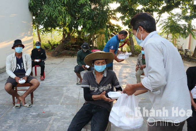 47 người đồng bào Hrê ở làng Măng được phát cơm tại trụ sở UBND xã Ninh Ích chiều 10-7. Ảnh: Thái Thịnh