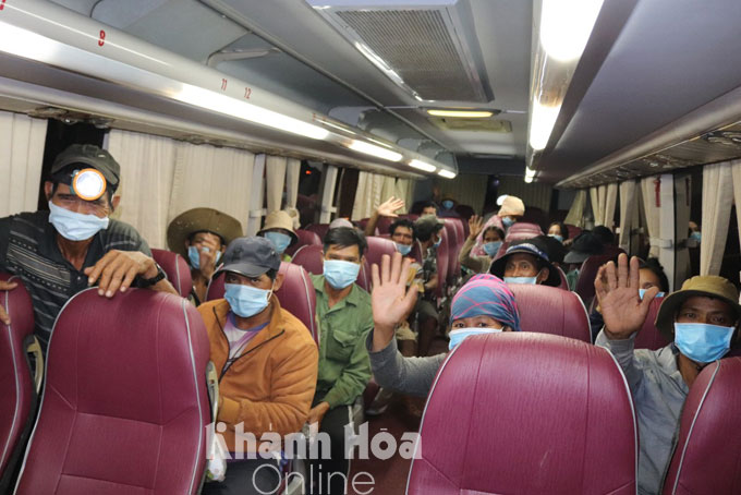 7 người đồng bào Hrê ở làng Măng (tỉnh Quảng Ngãi) vẫy tay chào các cán bộ, chiến sĩ tỉnh Khánh Hòa để trở về quê. Ảnh: Thái Thịnh