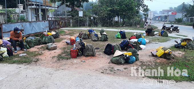 47 người đồng bào Hrê tỉnh Quảng Ngãi được xe đưa về tại trụ sở UBND xã Ba Dinh, huyện Ba Tơ sáng 11-7.