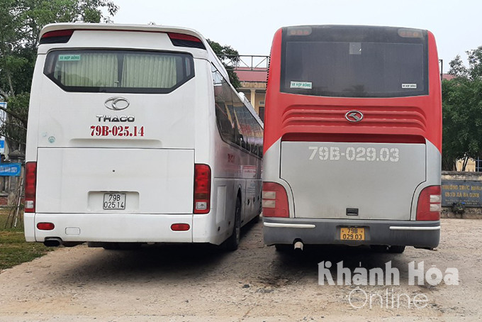 2 xe ô tô của Bộ Chỉ huy quân sự tỉnh Khánh Hòa tại trụ sở UBND xã Ba Dinh sáng 11-7.
