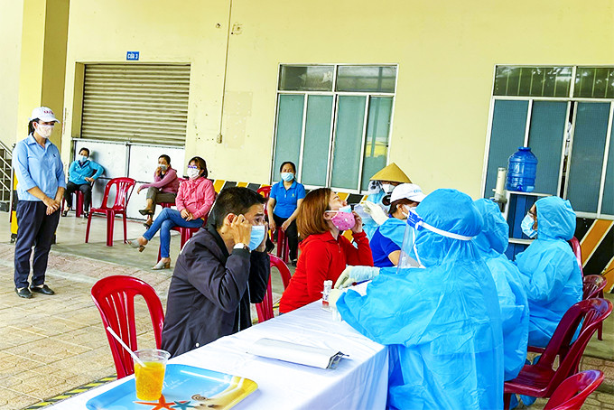 Tổng Công ty Khánh Việt tổ chức lấy mẫu xét nghiệm virus SARS-CoV-2 cho người lao động.