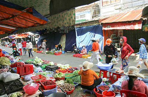 Hoạt động tại chợ Dinh Ninh Hòa vào sáng 12-7 (ảnh Phúc Hiếu)