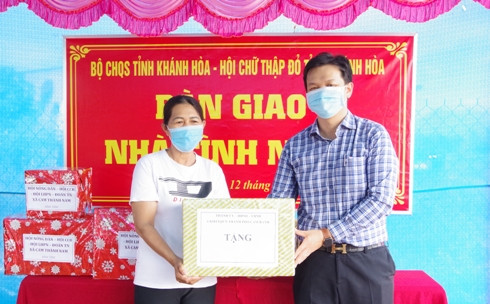 Lãnh đạo TP. Cam Ranh trao quà tặng gia đình bà Hoa.