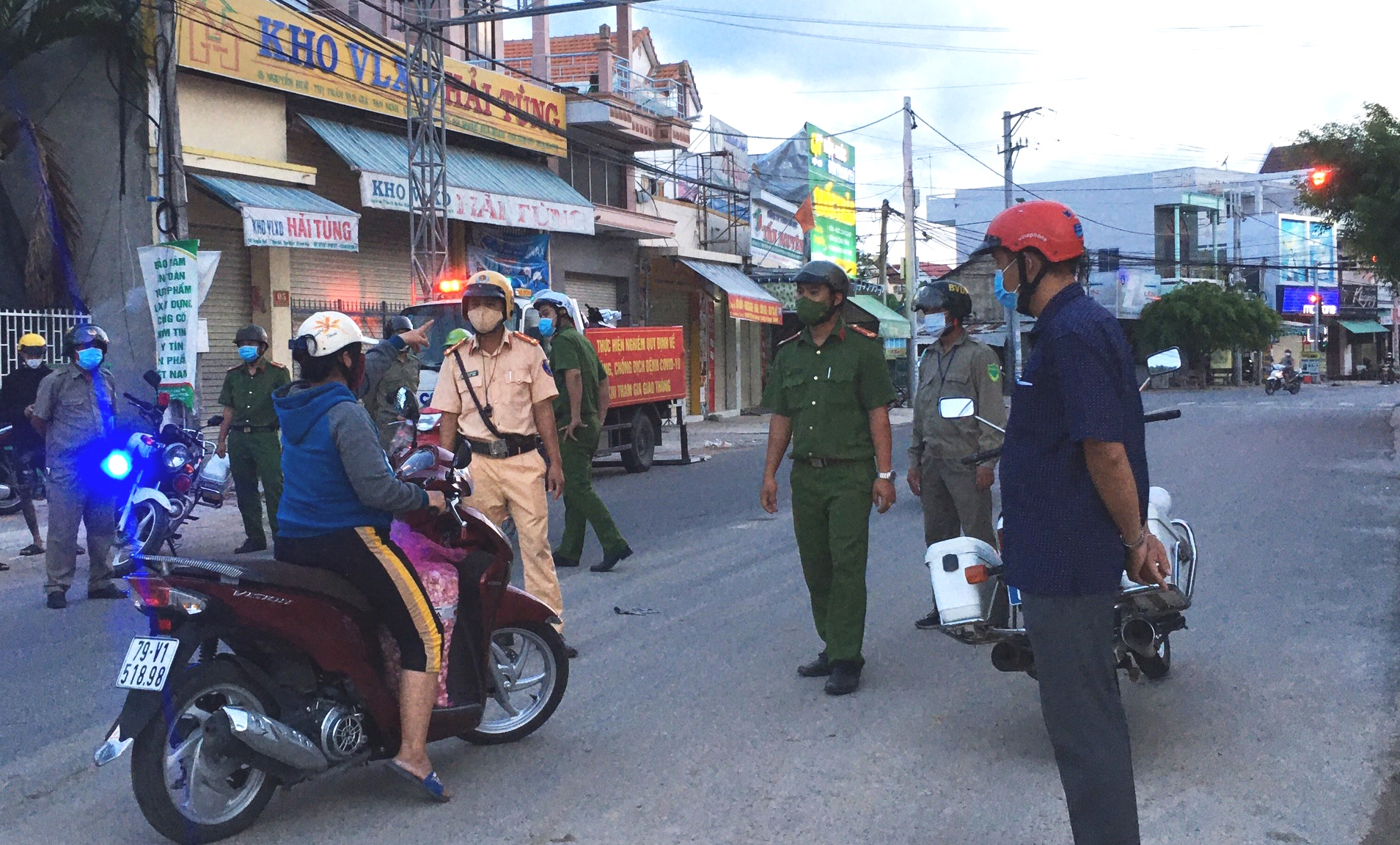 Thị trấn Vạn Giã xử phạt 25 trường hợp vi phạm quy định về giãn cách xã hội