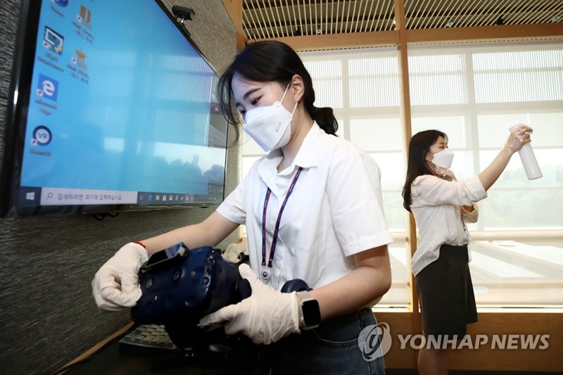 Khử trùng tại Bảo tàng quốc gia Hàn Quốc tại Seoul, ngày 12/7. (Ảnh: Yonhap)