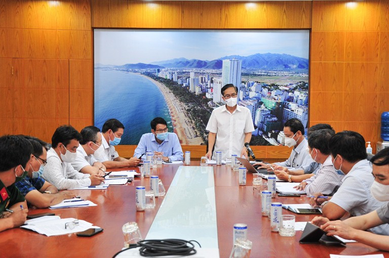 Ông Đặng Quang Tấn phát biểu tại cuộc họp với TP.Nha Trang.
