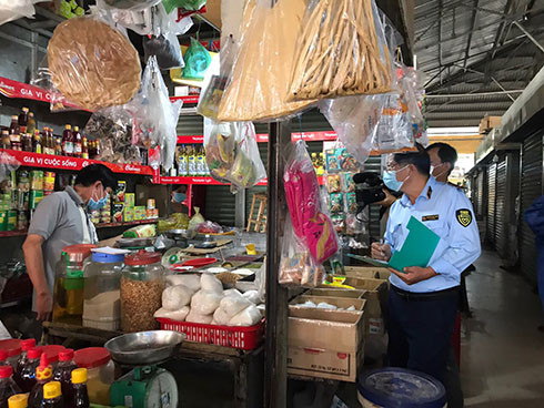 Lực lượng quản lý thị trường kiểm tra mặt hàng khô tại chợ Xóm Mới