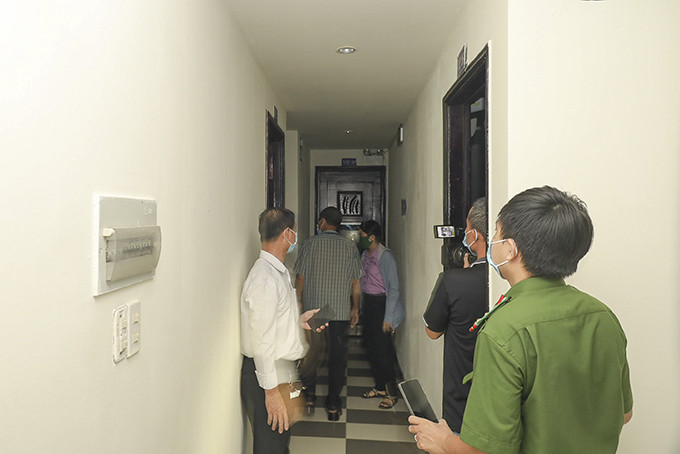 Lực lượng chức năng TP. Nha Trang đi kiểm tra các cơ sở kinh doanh dịch vụ giải trí tối 9-7. 