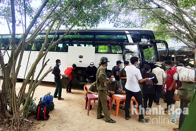 Khánh Hòa tiếp tục đưa 150 người dân tộc thiểu số Hrê về quê Quảng Ngãi