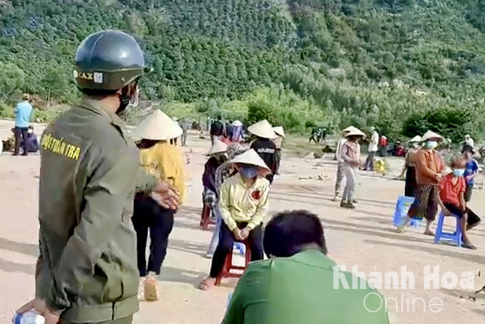 Lực lượng chức năng tổ chức lấy thông tin của người dân tỉnh Quảng Ngãi trước khi lên xe về quê chiều 12-7.