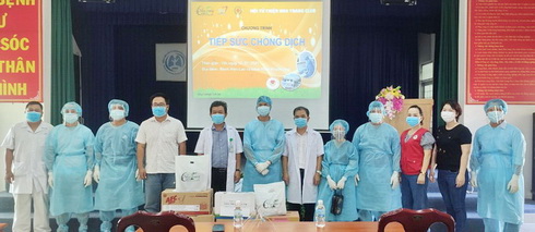 Đại diện các đơn vị trao tặng quà tại Bệnh viện dã chiến đặt tại Bệnh viện Lao và Bệnh phổi Khánh Hòa