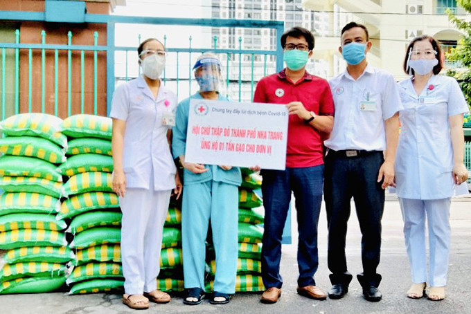 Hội Chữ thập đỏ TP. Nha Trang tặng gạo cho Bếp ăn từ thiện - Bệnh viện Đa khoa tỉnh. 
