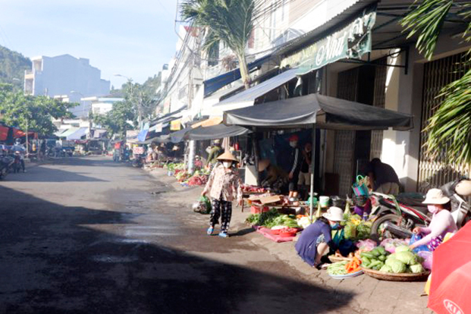 Vẫn còn tình trạng người dân buôn bán trên vỉa hè đường bên hông chợ Vĩnh Hải
