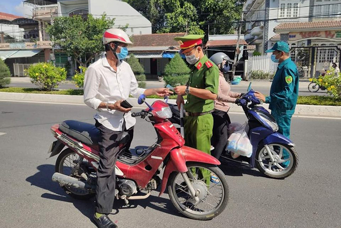 Lực lượng chức năng của TP. Nha Trang chốt chặn trên đường 23-10 để kiểm soát người từ Nha Trang đi lên Diên Khánh, ảnh: Vĩnh Thành