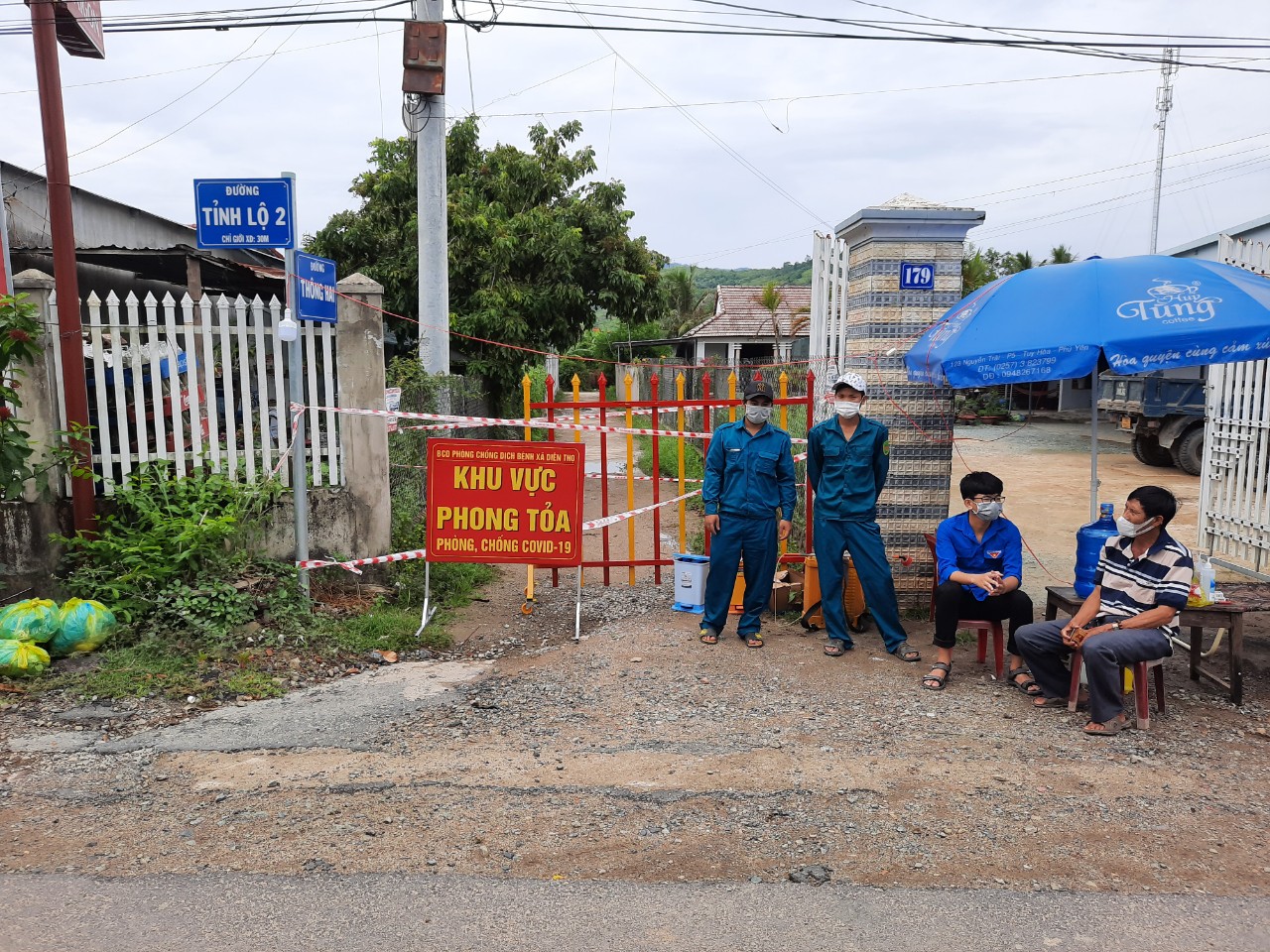 Lực lượng chức năng phong toả một khu dân cư thôn Lễ Thạnh, xã Diên Thọ.