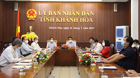 Các vị lãnh đạo tỉnh dự hội nghị tại điểm cầu Khánh Hòa.
