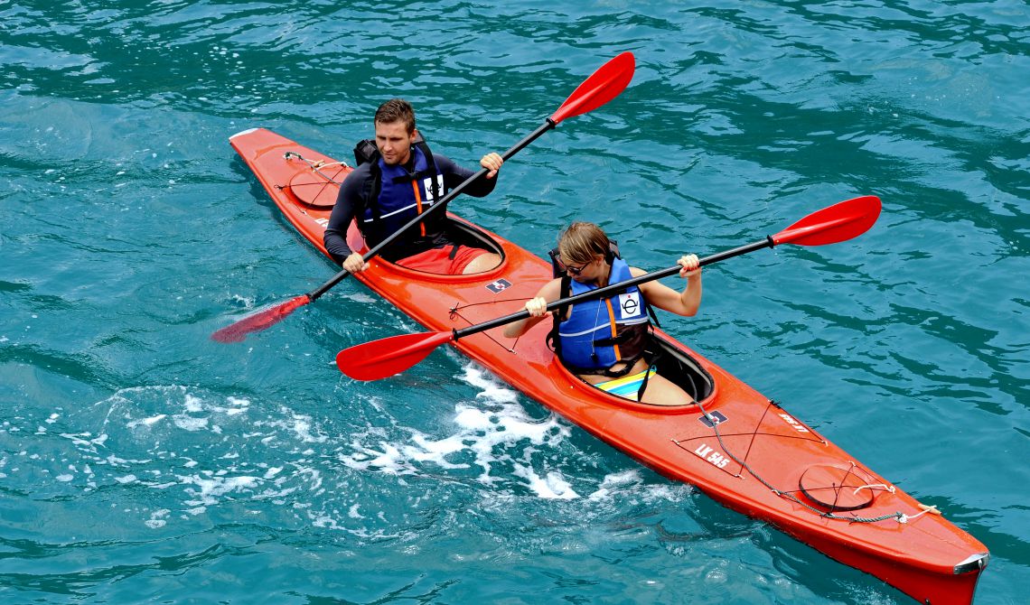 Khách du lịch quốc tế chèo thuyền Kayak trên vịnh Nha Trang