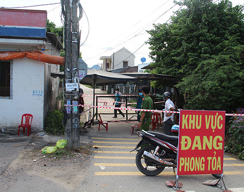 Một chốt kiểm soát tại khu vực phong tỏa xóm Đồng (thôn Khánh Thành Bắc, xã Suối Cát, huyện Cam Lâm)