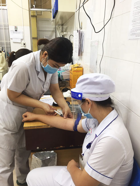 Cán bộ, y bác sĩ Bệnh viện Đa khoa tỉnh Khánh Hòa tham gia hiến máu tình nguyện.
