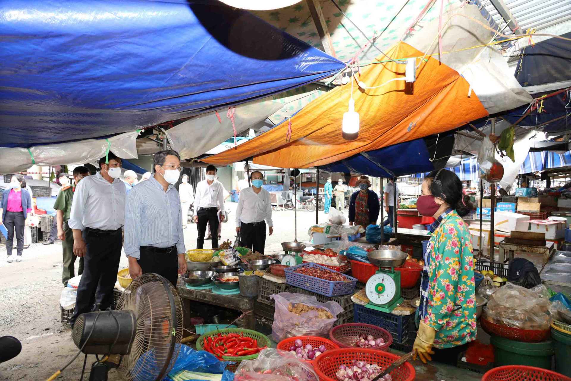 Ông Nguyễn Hải Ninh hỏi thăm tình hình kinh doanh của một tiểu thương tại Chợ Đầm. 