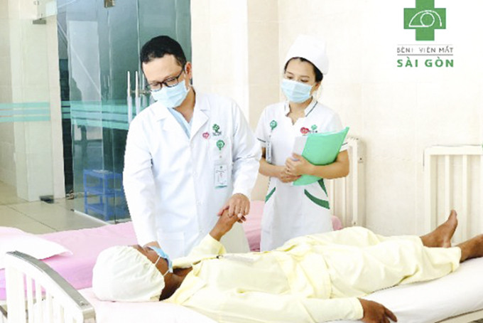 Bác sĩ Nguyễn Nam Trung hướng dẫn bệnh nhân chăm sóc mắt sau phẫu thuật.