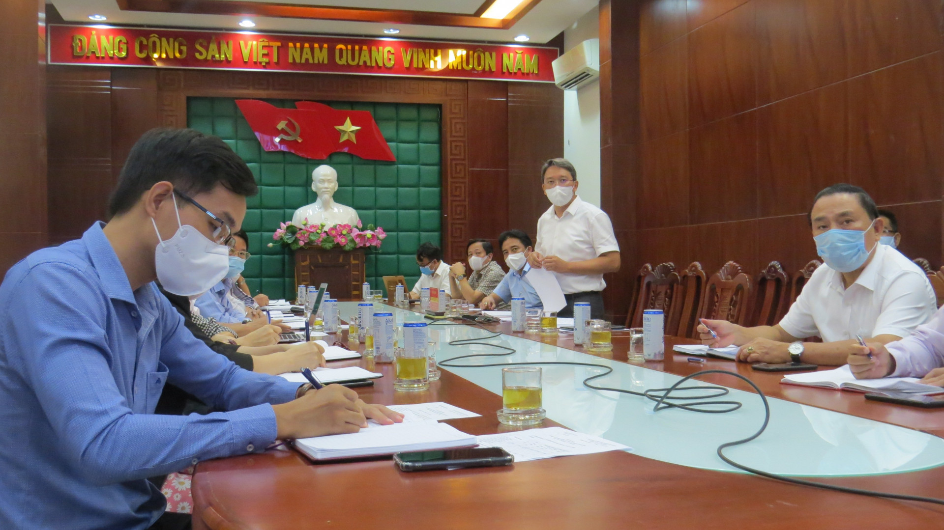 Bí thư Tỉnh ủy Nguyễn Hải Ninh chỉ đạo tại cuộc họp trực tuyến.