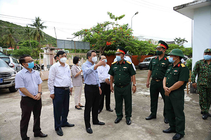 Nguyen Hai Ninh inspects the concentrated quarantine area of the Army at the dormitory of Khanh Hoa University