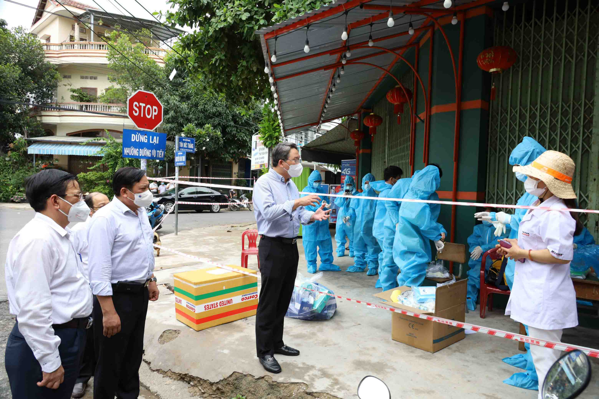 Nguyen Hai Ninh inspects the blockade area in Hon Ro residential area