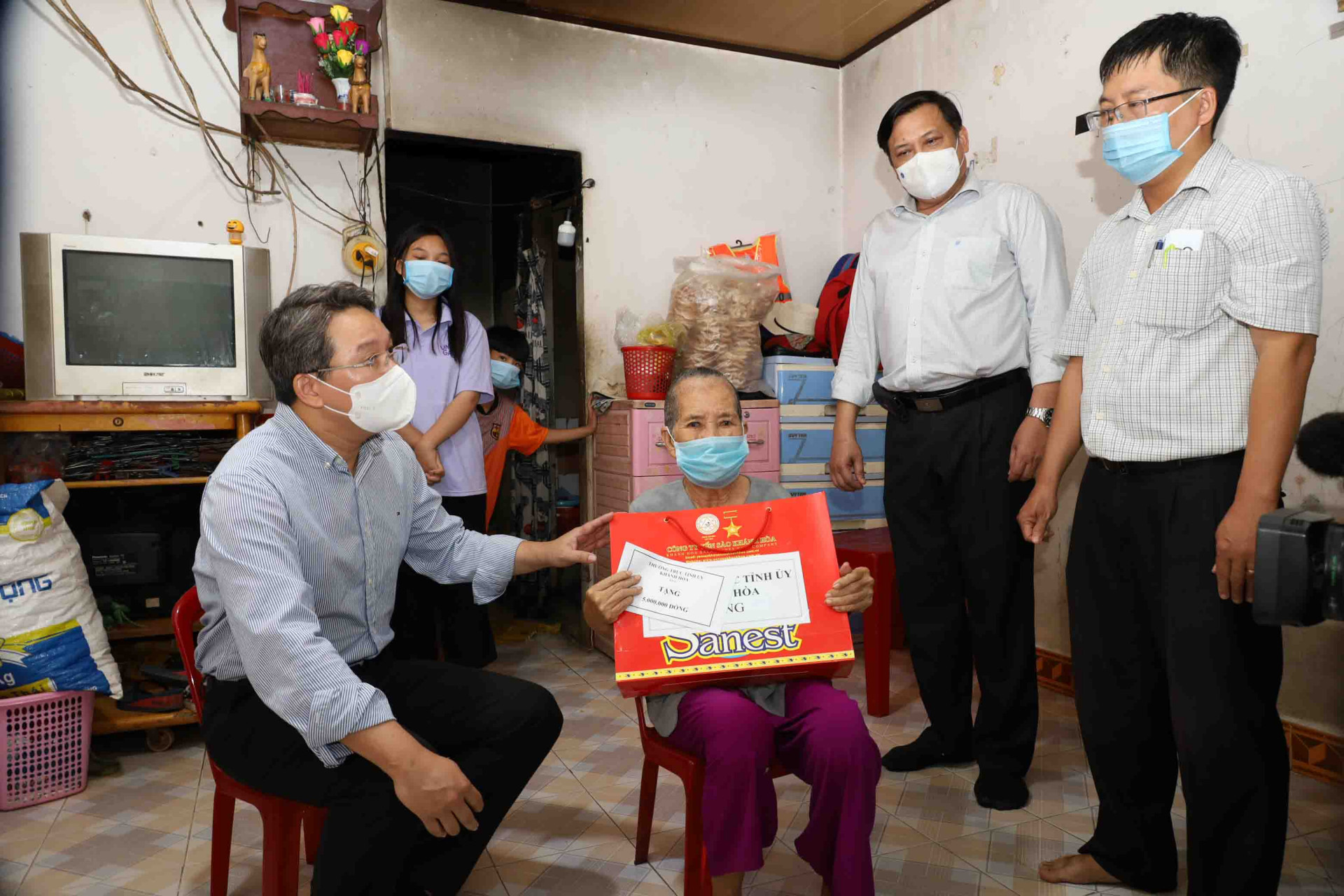Nguyen Hai Ninh offers gift to family of Huynh Thi Ky, a poor household in Vinh Tho Ward