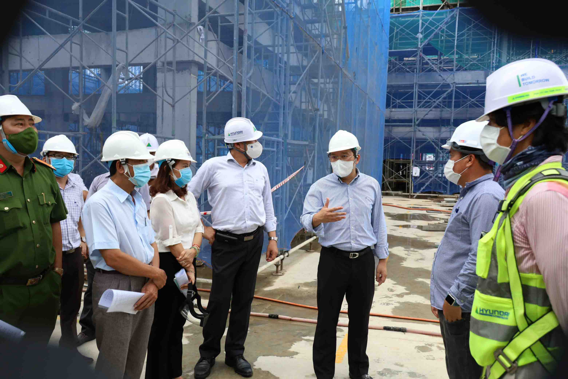Nguyen Hai Ninh inspecting construction site of Champarama Resort & Spa project
