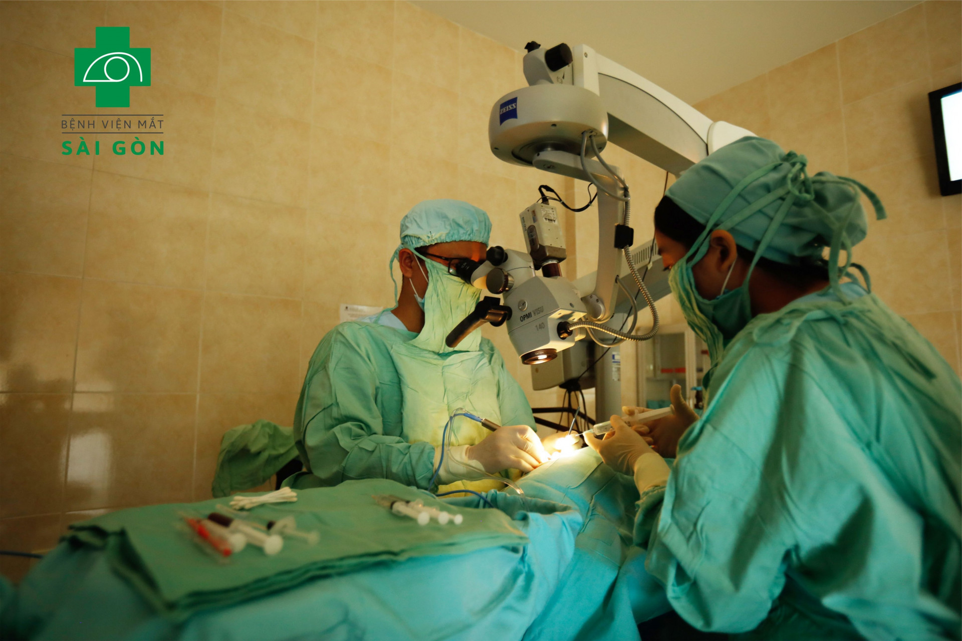 Thực hiện ca phẫu thuật mắt tại Bệnh viện Mắt Sài Gòn Nha Trang