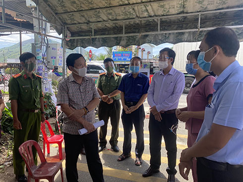 Phó Bí thư Tỉnh ủy Hà Quốc Trị  (thứ 2 từ trái sang) kiểm tra thực tế tại khu vực phong tỏa xóm Đồng (thôn Khánh Thành Bắc, xã Suối Cát)
