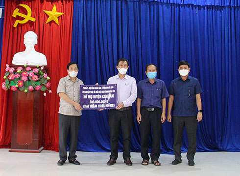 ông Hà Quốc Trị đã trao 200 triệu đồng của Tỉnh ủy, HĐND, UBND, Ủy ban MTTQ Việt Nam tỉnh cho huyện Cam Lâm để hỗ trợ công tác phòng chống dịch Covid-19 tại địa phương