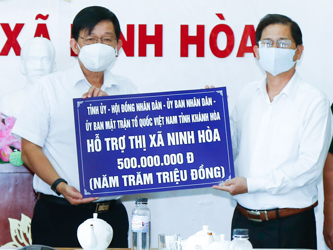 Hỗ trợ thị xã Ninh Hòa 500 triệu đồng phục vụ công tác phòng, chống dịch