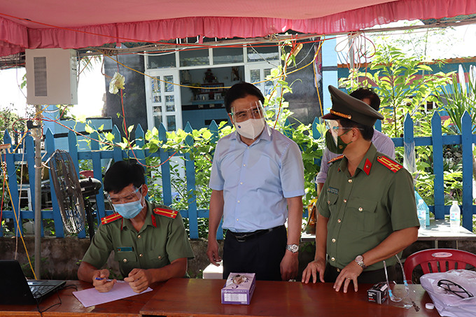 Đồng chí Nguyễn Khắc Toàn kiểm tra công tác phòng, chống dịch tại Trạm kiểm soát Cam Thịnh Đông<span style= 