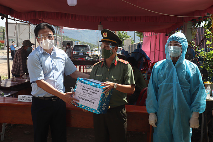 Đồng chí Nguyễn Khắc Toàn thay mặt Ban Thường vụ Tỉnh ủy tặng quà cho Trạm kiểm soát Cam Thịnh Đông