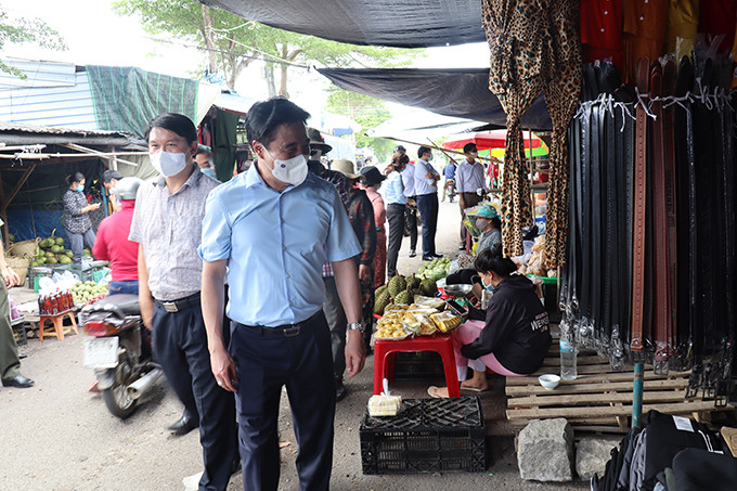 Đồng chí Nguyễn Khắc Toàn cùng đoàn công tác kiểm tra tại chợ Cam Lộc