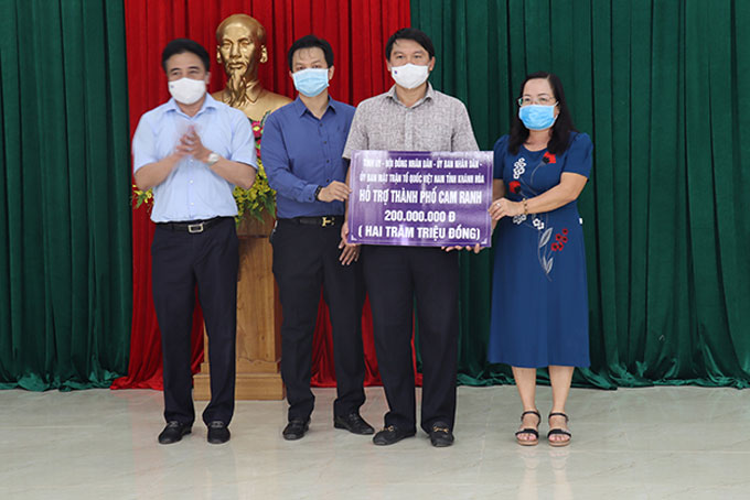 Thay mặt Ban Thường vụ Tỉnh ủy, đồng chí Nguyễn Khắc Toàn tặng UBND TP. Cam Ranh 200 triệu đồng