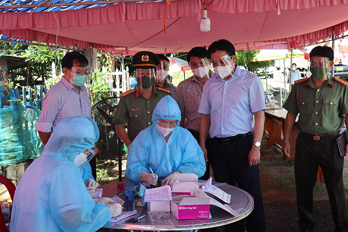 Ông Nguyễn Khắc Toàn động viên nhân viên y tế tại Trạm kiểm soát Cam Thịnh Đông