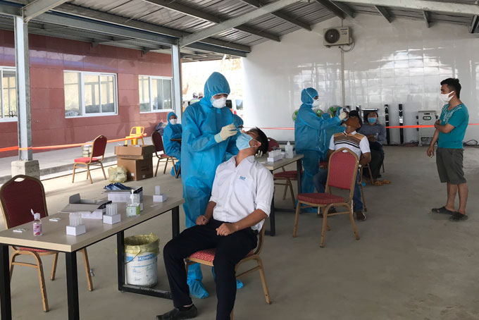 Lấy mẫu xét nghiệm Covid-19 tại thị xã Ninh Hòa